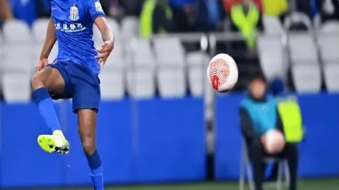 英超征程：水晶宫以12胜10负领先，挑战不败传奇！